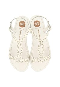 Sandalias de cuero blanco con tiras trenzadas y adornos decorativos, correa de tobillo ajustable y suela plana.