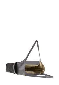 Borsa a spalla in pelle grigia con chiusura con zip, tracolla regolabile, texture morbida e interno a fantasia. La parte superiore aperta rivela un ampio scomparto.