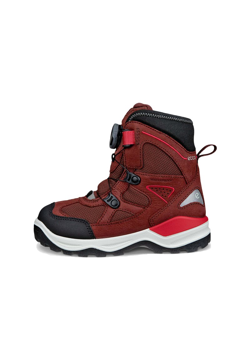 Scarponi da trekking impermeabili con tomaia in tessuto bordeaux, dettagli neri e suola bianca. Include un sistema di allacciatura per una vestibilità sicura.
