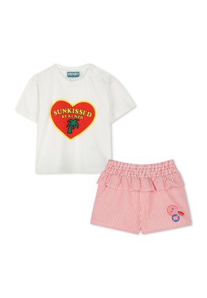 Weißes Baumwoll-T-Shirt mit rotem und gelbem Herz-Graphic mit dem Schriftzug "SUNKISSED BY KENZO." Rote gestreifte Shorts mit Rüsche am Bund und bestickten Akzenten.