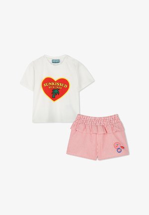 Witte katoenen T-shirt met een rood en geel hart grafiek met de tekst "SUNKISSED BY KENZO." Roodgestreepte shorts met rimpel taille en geborduurde accenten.