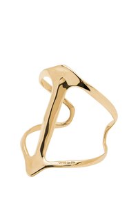 Anillo de metal dorado con un diseño fluido y abstracto; presenta curvas suaves y un acabado pulido, mostrando un aspecto intrincado y moderno.