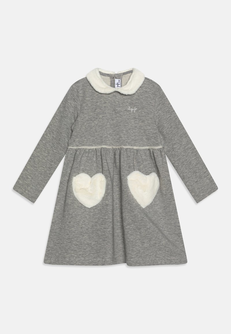 Siva haljina dugih rukava s pahuljastim bijelim ovratnikom i ušivenim džepovima u obliku srca, izrađena od mekog materijala s nabranim strukom.