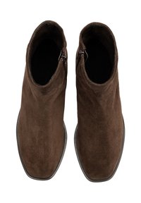 Stivali alla caviglia in suede marrone con texture liscia, chiusura con zip e punta rotonda. Profilo snello e forma leggermente appuntita, con suola nera.