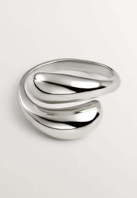 Anillo de plata pulida con un diseño fluido y ondulado, con superficies lisas y reflectantes y curvas que se entrelazan perfectamente.