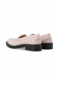 Mocasines de cuero rosa con un bajo tacón negro, que presentan un detalle de costura en la parte superior y acentos laterales para mayor textura.
