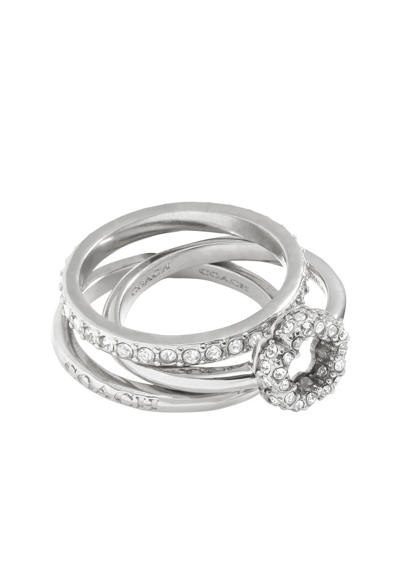 Silberfarbene, gestapelte Ringe mit einem Ring, der mit einem runden Akzent und klaren Strasssteinen versehen ist, polierte Oberfläche und eingeprägte Markenbeschriftung.