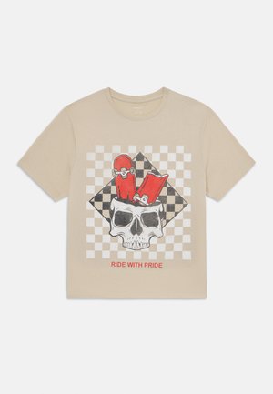 Beige bomulds t-shirt med et sort-hvidt ternet mønster bag et centralt skull grafik med røde accenter og teksten "RIDE WITH PRIDE."
