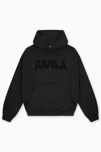 Czarna bluza z kapturem z kieszenią kangurką z przodu i postrzępionymi brzegami, z napisem "FAVELA" w wyraźnej, zniszczonej czcionce na klatce piersiowej.