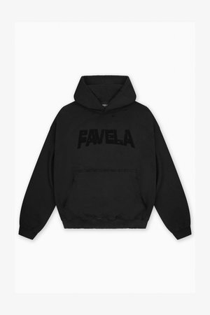 Hanorac negru cu buzunar tip kangaroo în față și margini desfăcute, având textul "FAVELA" în litere îndrăznețe, uzate, pe piept.