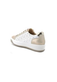 Sneaker bianco con design perforato, dettagli in suede beige, cappuccio in metallo sul tallone e suola spessa bianca. Presenta lacci tondi e tomaia testurizzata.