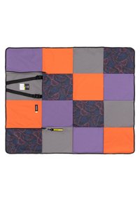 Monivärinen piknikpeitto, jossa on oranssia, purppuraa, harmaata ja kuvioitu musta osa. Sisältää hihnat kiinnittämistä ja säilytystä varten.