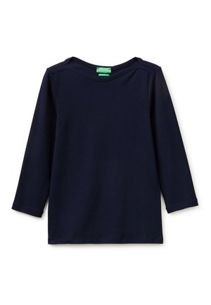 Donkerblauw shirt met lange mouwen en een ronde hals, eenvoudig ontwerp, met een groen merklipje aan de binnenkant van de kraag.