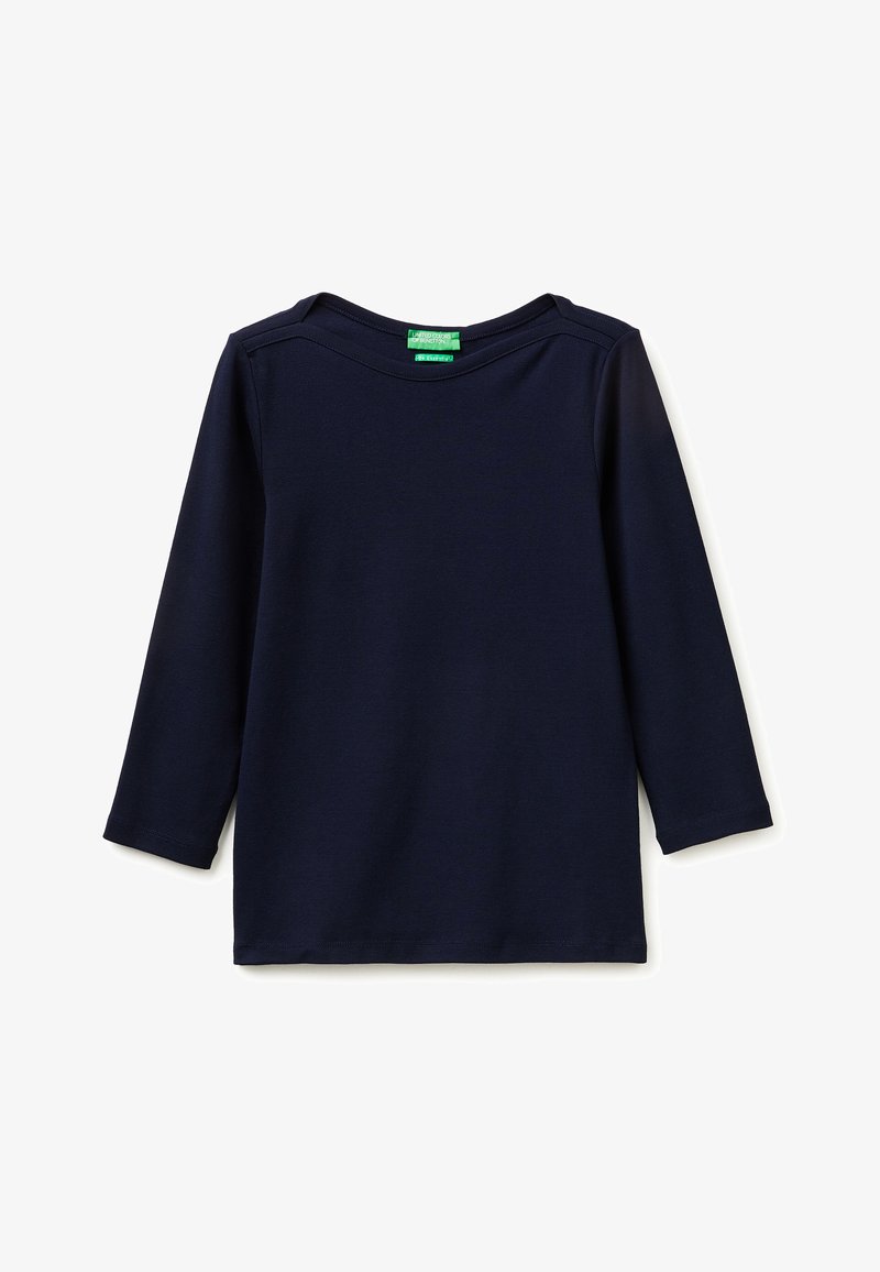 Chemise bleu marine à manches longues avec encolure ras du cou, design simple et étiquette de marque verte à l'intérieur du col.