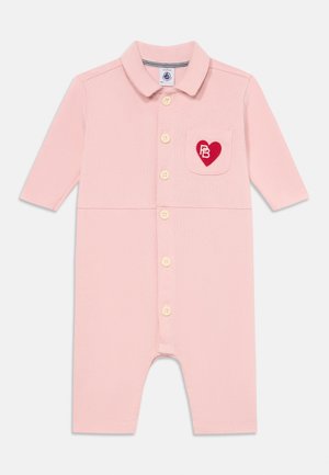 Šviesiai rožinė trumpa rankovė jumpsuit su apykakle, mygtukų užsegimu priekyje ir krūtinės kišene, kurioje yra raudona širdelė ir inicialai. Minkšta audinio tekstūra.