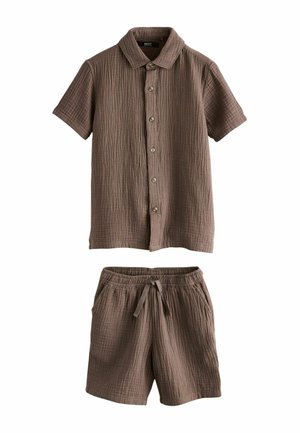 Brązowa koszula na krótki rękaw na guziki z kołnierzykiem, zestawiona z dopasowanymi szortami z elastycznym pasem i sznurkiem, wykonanymi z teksturowanej tkaniny.