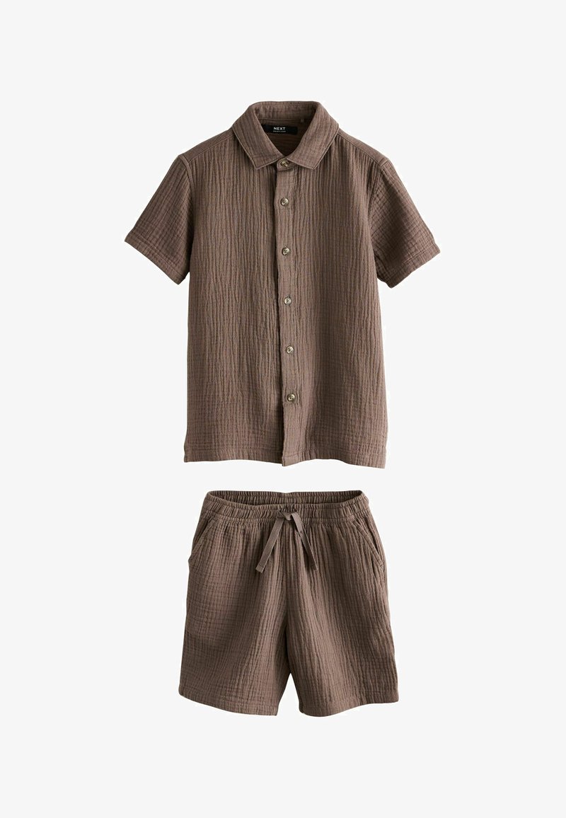 Camisa marrón de manga corta con botones y cuello, combinada con pantalones cortos a juego con cintura elástica y cordón, confeccionados en tejido texturizado.
