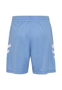 Shorts de sport bleu clair avec taille élastique et bandes blanches en chevrons sur les côtés, vus de dos sur un fond blanc.