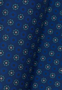 Granatowa tkanina z powtarzającym się wzorem kwiatowym w odcieniach niebieskiego, turkusowego, czarnego i białego, z dokładnymi konturami i symetrycznymi elementami wzorniczymi.