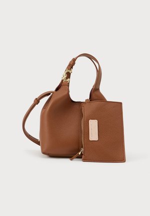 Sac à main en cuir marron avec une sangle courte, une quincaillerie dorée et une pochette zippée assortie attachée à l'avant.