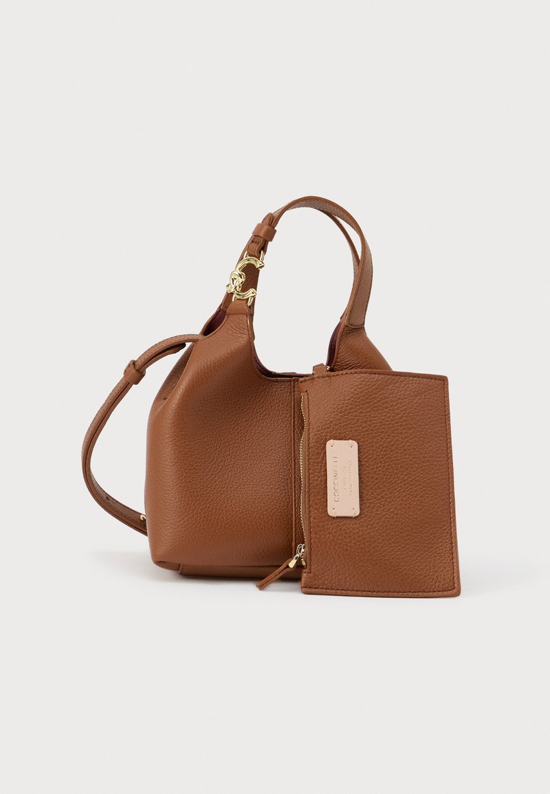 Sac à main en cuir marron avec une sangle courte, une quincaillerie dorée et une pochette zippée assortie attachée à l'avant.