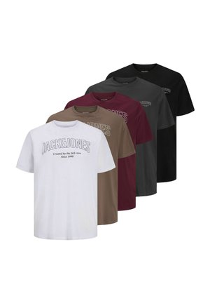 Cinq t-shirts manches courtes JACK & JONES blancs, bruns, bordeaux, gris et noirs, disposés en rangée en se superposant.