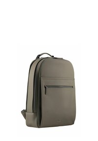 Sac à dos synthétique gris avec un dessus arrondi, une poche zippée à l'avant, deux compartiments principaux et des bretelles ajustables. Texture lisse et design minimaliste.