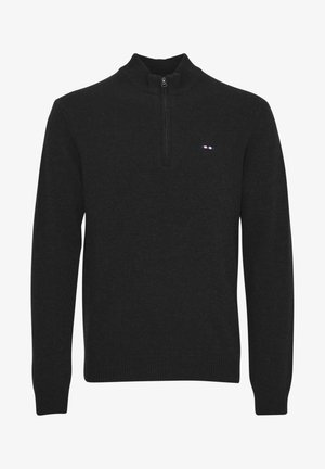 Čierny sveter s vysokým golierom na zips, rebrovanými manžetami a lemom, a malým logom v červeno-bielo-modrých akcentoch.