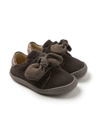 Zapatos de ante marrón oscuro con un acabado texturizado, que cuentan con un gran lazo decorativo, una correa de velcro y una suela de goma gris. Forrados con un interior estampado.