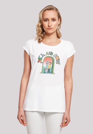 Hvit bomull T-skjorte med et fargerikt motiv av to tegneseriefigurer under en bue med teksten "Rick and Morty". Rullet ermer.