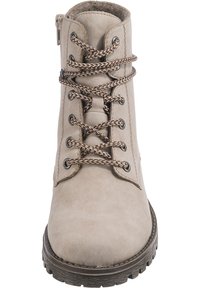 Botín de ante beige con cordones, suela resistente, material de ante texturizado, cordones trenzados y ojales de metal. Presenta un diseño de punta redonda.