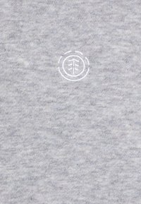 Felpa grigia con una texture morbida, un sottile motivo melange e un piccolo logo ricamato bianco sul fronte.