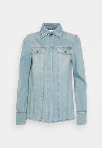 Hellblaue Jeansjacke mit langen Ärmeln, spitzem Kragen, geknöpften Brusttaschen und verstecktem Frontknopfverschluss.