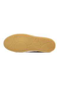 Suela de zapato de goma con una textura suave de color marrón claro. Presenta formas circulares y ovaladas para mejorar el agarre, con líneas moldeadas para darle estructura.