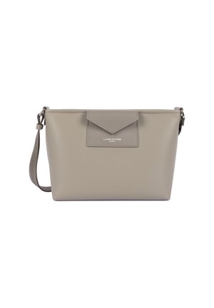 Borsa a tracolla in pelle strutturata color taupe con tasca frontale a pattina e tracolla regolabile, con il marchio "Lancaster Paris" sul davanti.