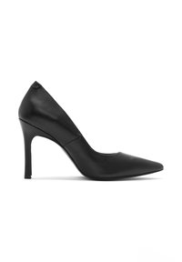 Pump nera in pelle con tacco alto, punta affilata e sottile tacco a stiletto, mostrata in profilo su sfondo bianco.