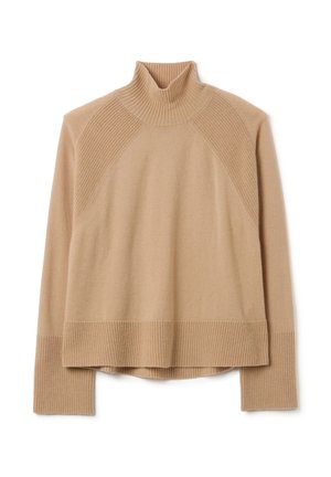 Suéter de cuello alto beige hecho de una suave tela de punto. Presenta detalles acanalados en el escote y el dobladillo, con un corte relajado y hombros caídos.