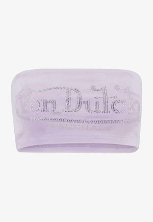 Diadema de terciopelo morado con un logo metálico plateado de "Von Dutch", adornada con rhinestones, textura suave y diseño elástico.