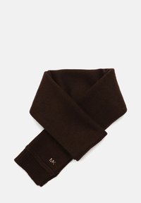 Écharpe tricotée marron avec une texture douce, présentant un bord côtes et un petit logo doré en accent à une extrémité.