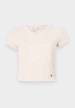 T-shirt rose à manches courtes et décolleté en V, avec une étiquette logo CK en bas à gauche, fabriqué en coton doux.