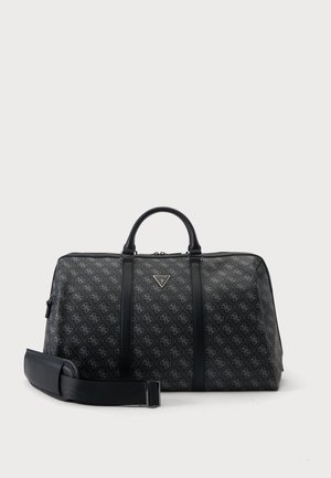 Borsa da duffle nera di design con stampa del logo decorata, doppi manici e tracolla removibile, mostrata su uno sfondo chiaro uniforme.