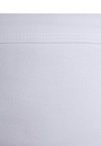 Hvit bomullsstoff med ribbestruktur, med en jevn midjebånd. Materialet virker lett og elastisk.