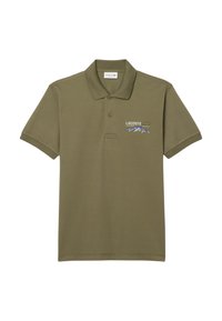 Polo shirt Lacoste verde oliva con colletto, due bottoni e grafica montana con logo Lacoste sul lato sinistro del petto.