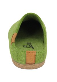 Groene felt instap schoen met een ronde neus, gestructureerd oppervlak, tan leren accent op de hak en een gevoerde binnenzool.