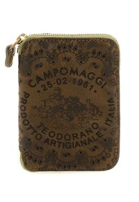 Portafoglio in pelle marrone con motivo in rilievo, riportante la scritta "CAMPOMAGGI" e chiusura con cerniera. Superficie trattata con dettagli intricati.