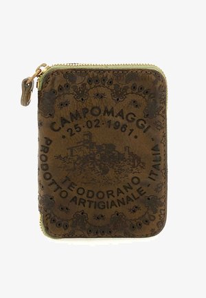 Portafoglio in pelle marrone con motivo in rilievo, riportante la scritta "CAMPOMAGGI" e chiusura con cerniera. Superficie trattata con dettagli intricati.