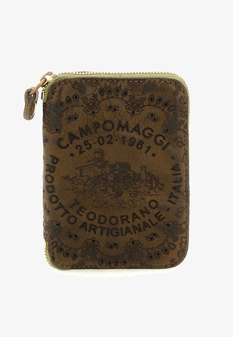 Portafoglio in pelle marrone con motivo in rilievo, riportante la scritta "CAMPOMAGGI" e chiusura con cerniera. Superficie trattata con dettagli intricati.