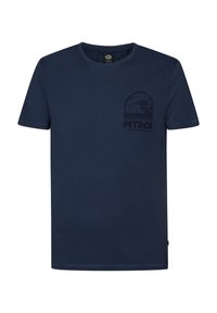 Navyblauwe katoenen t-shirt met korte mouwen. Heeft een golvenafbeelding en "PETROL WAVERIDERS" gedrukt in een donkerdere tint op de linkerkant van de borst.