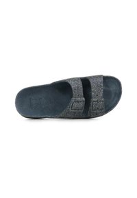 Tongs noires en matériau texturé avec deux sangles réglables et boucles. Fini scintillant ajoutant de l'intérêt visuel. Semelle plate.