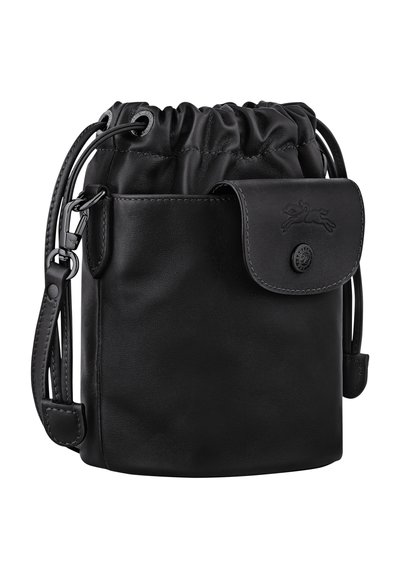 Schwarze Leder-Bucketbag mit Zugbandverschluss und strukturiertem Finish, mit einer Klappenöffnung, die mit einem Druckknopf versehen ist, sowie einem abnehmbaren Schultergurt.